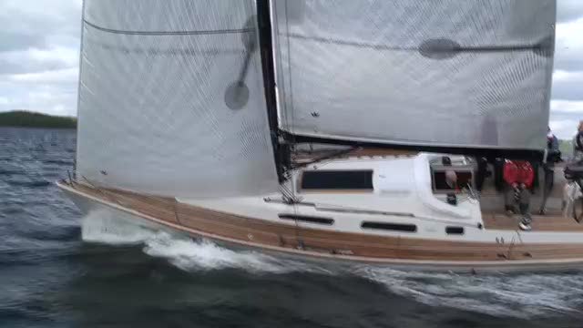 Bank forklarer om sejldug, mast m.m. 